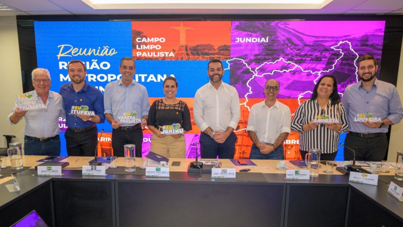 Autoridades da região segurando totem.