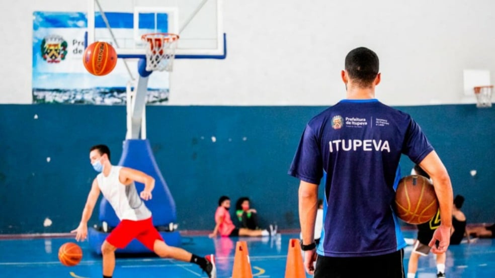 Pessoas em quadra de práticas esportivas, em Itupeva