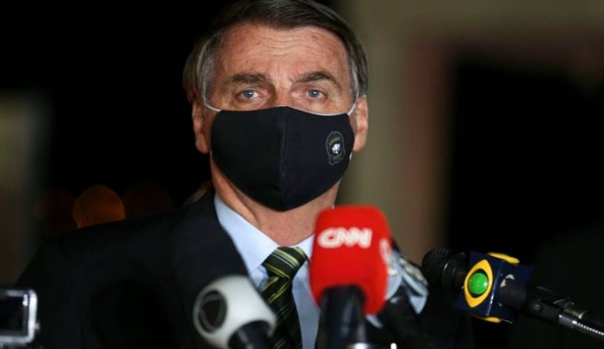Foto de bolsonaro com máscara preta