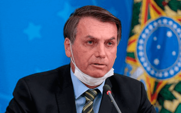 Bolsonaro com máscara pendurada no rosto