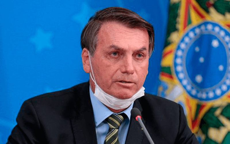 Bolsonaro com máscara pendurada no rosto