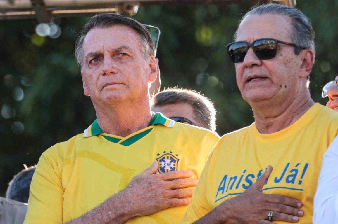 Jair Bolsonaro ao lado de Silas Malafaia em ato com camisa da seleção e pedido de anistia
