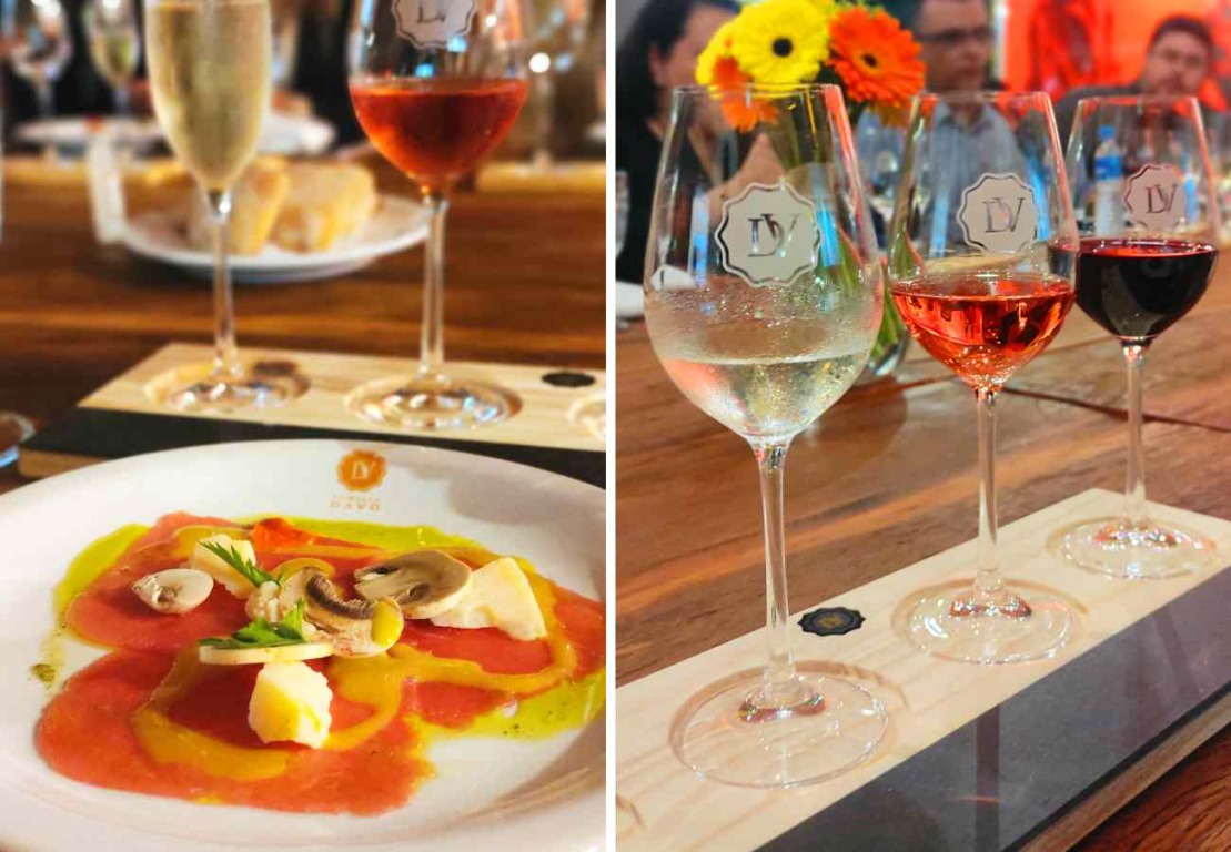 Prato com cogumelos e taças de vinhos