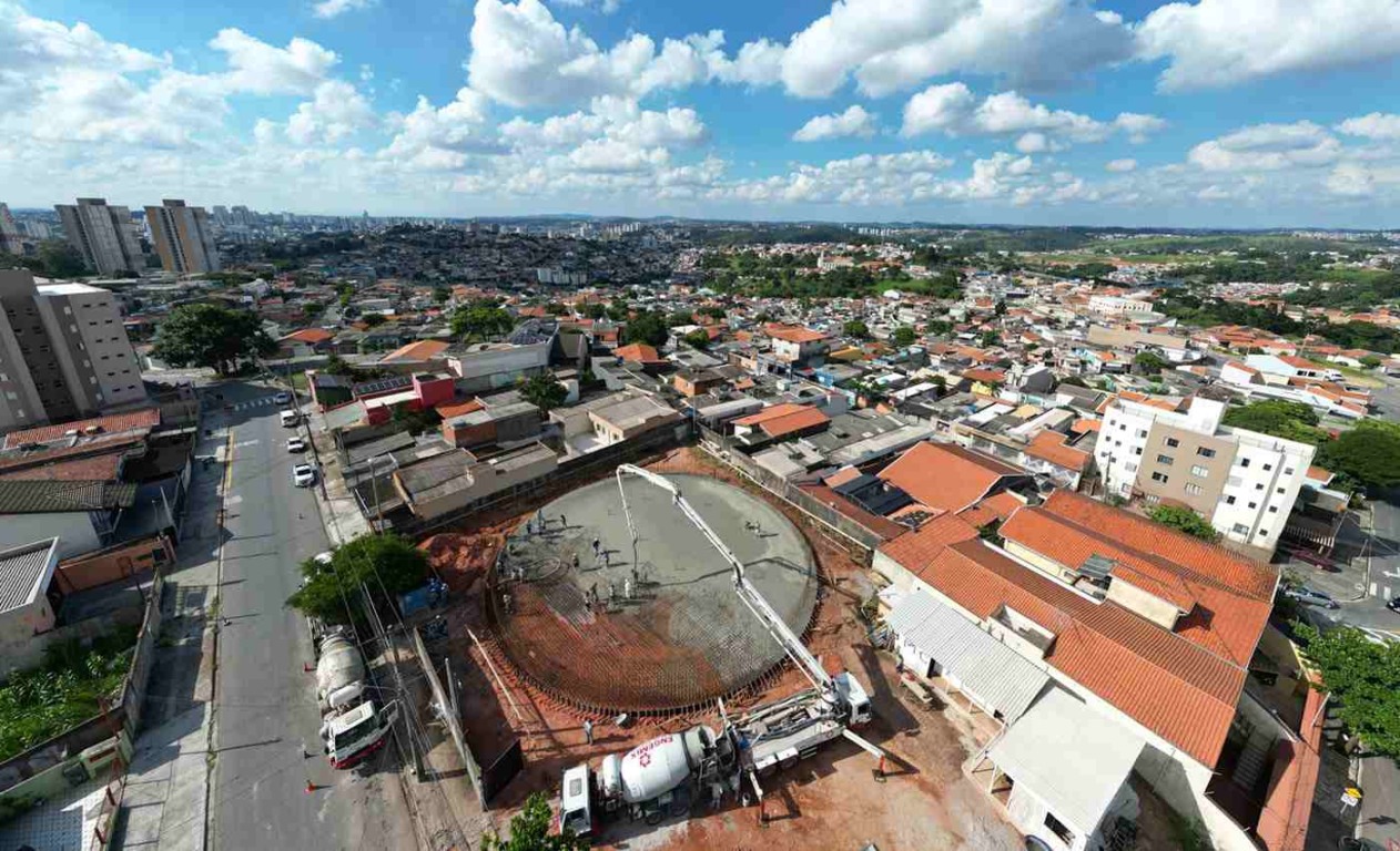 No Jardim do Lago, a construção de reservatório começou e terá capacidade para armazenar até três milhões de litros de água (Foto: Prefeitura de Jundiaí)