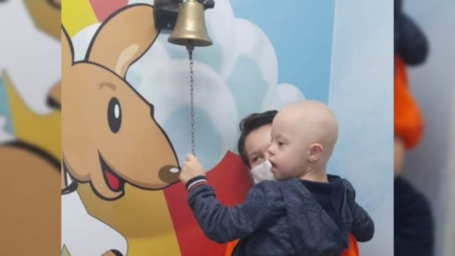 João Paulo, de três anos, tocando o sino da vitória no Grendacc