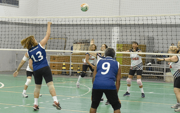 Idosas mulheres jogando vôlei
