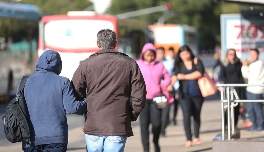 pessoas com roupas de frio