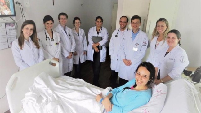 Bruna cercada de médicos