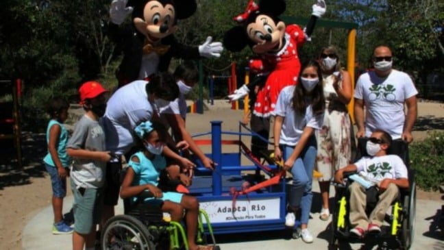 Crianças e voluntários na inauguração do primeiro parque do AdaptaRio