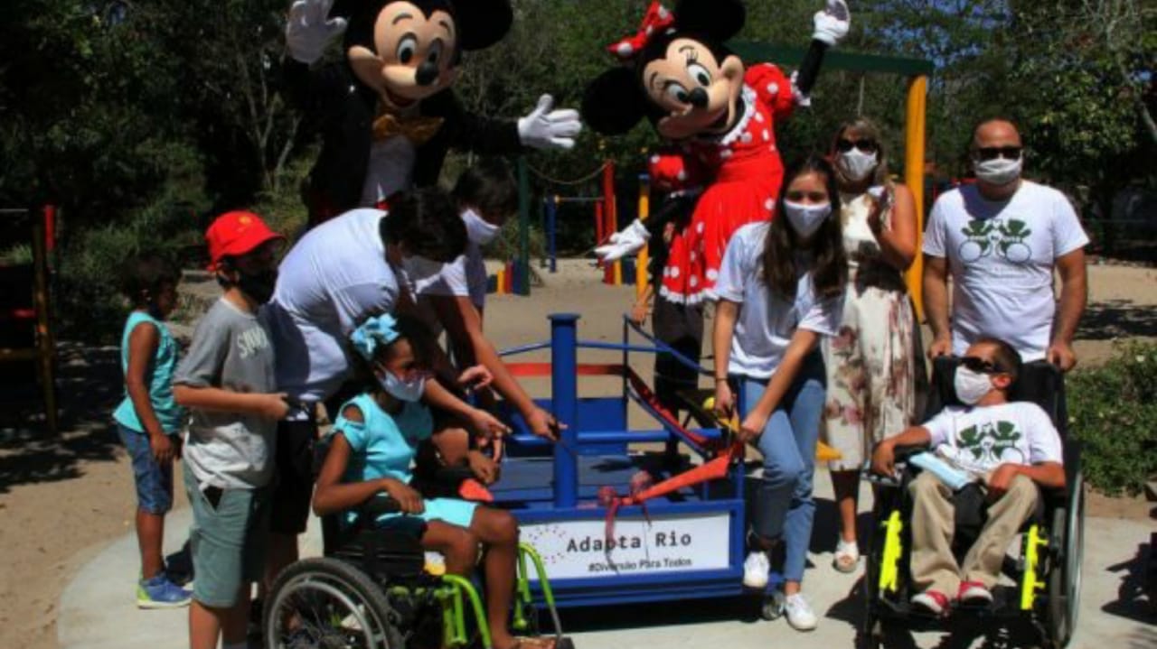 Crianças e voluntários na inauguração do primeiro parque do AdaptaRio