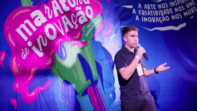 Jovem falando no microfone