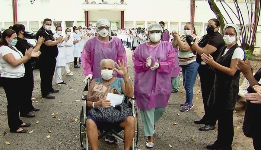 Idoso em cadeiras de roda saindo de hospital