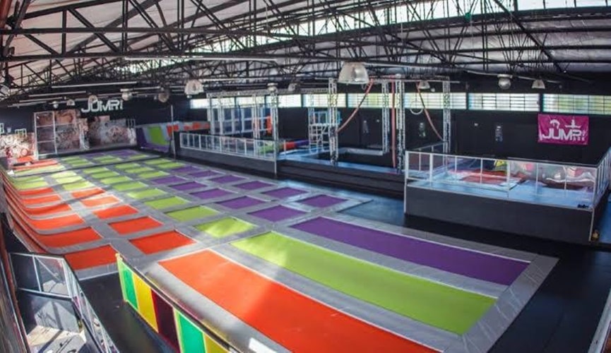 Parque de trampolins vazio