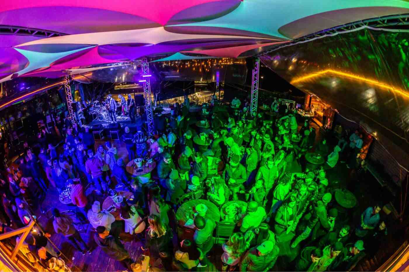 Apresentação de música ao vivo no Jumpbarbecue em Jundiaí