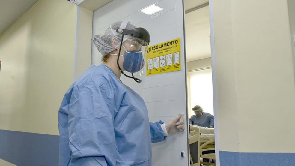 Enfermeira fechando porta de leito no Hospital São Vicente de Paulo, em Jundiaí.