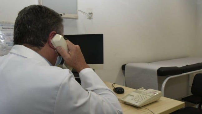 Homem segurando telefone