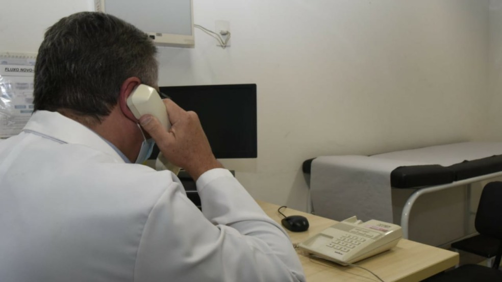 Homem segurando telefone