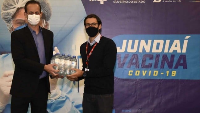 Doação de garradas de água da Coca-Cola FEMSA para profissionais da saúde de Jundiaí