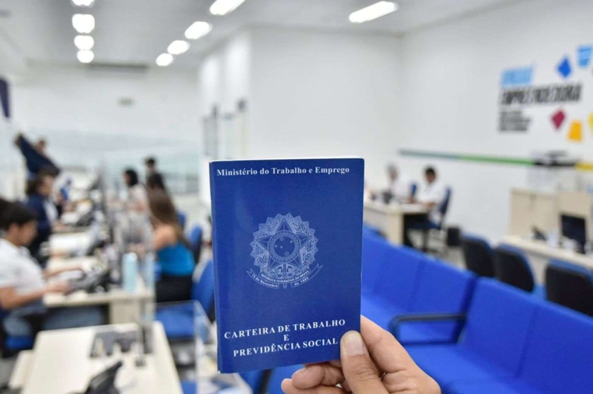 Pessoa segura carteira de trabalho em frente ao balcão do Portal Jundiaí Empreendedora, onde candidatos buscam vagas Pessoa segura carteira de trabalho em frente ao balcão do Portal Jundiaí Empreendedora, onde candidatos buscam vagas