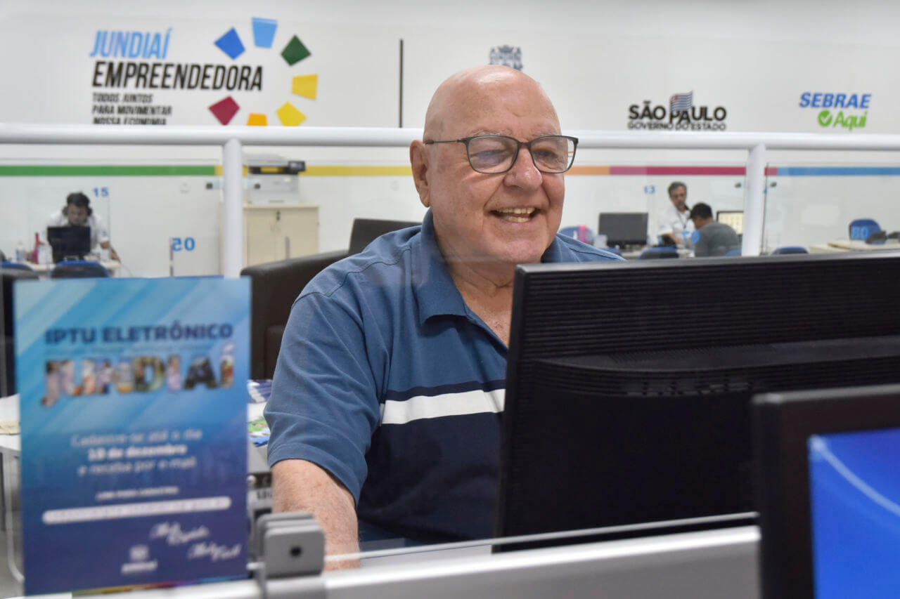Amauri Machado realiza o cadastro do IPTU eletrônico no Jundiaí Empreendedora