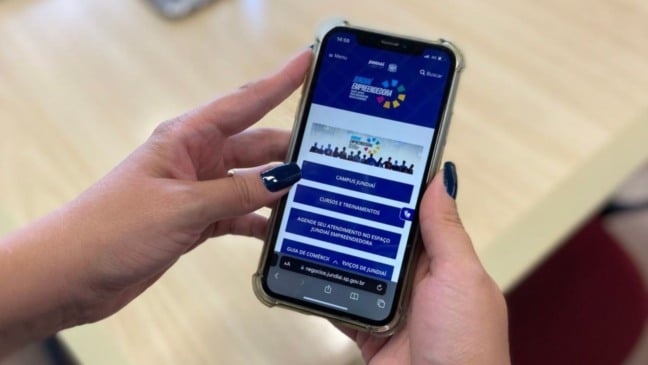 Celular com a tela aberta no Jundiaí Empreendedora.