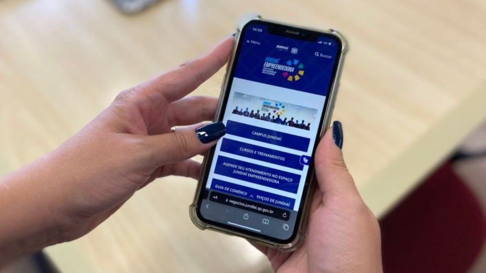 Celular com a tela aberta no Jundiaí Empreendedora.