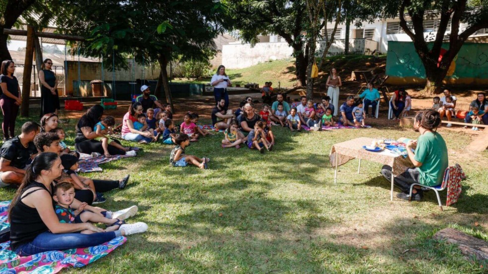 Educadores com crianças de escola de Jundiaí em ambiente a céu aberto