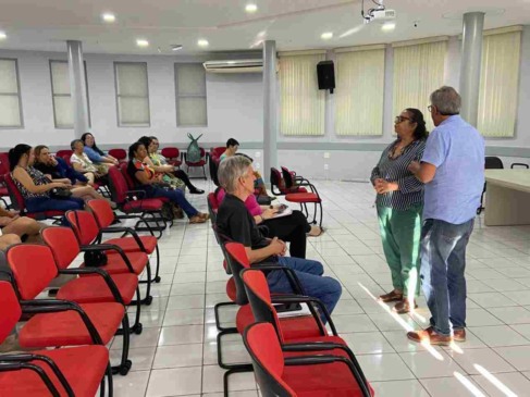 Reunião de pequenos empreendedores no auditório de Jundiaí para discutir o projeto "Jundiaí Feito à Mão", promovendo artesanato local.
