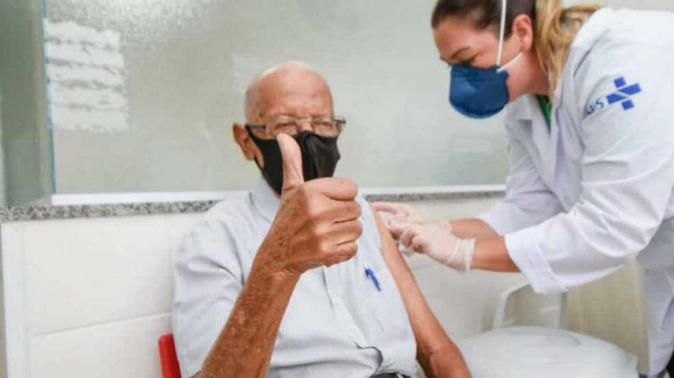 Idoso recebendo vacina contra Covid-19 em Jundiaí