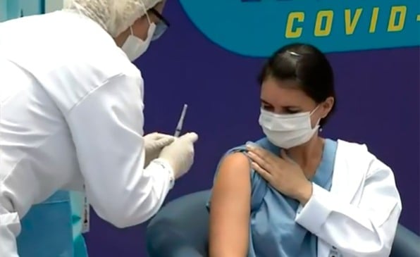 Primeira pessoa é vacinada contra Covid-19 em Jundiaí
