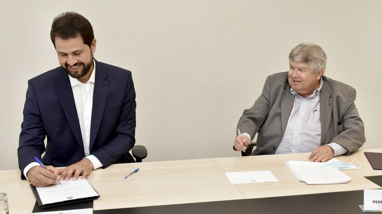 Prefeito de Jundiaí, Luiz Fernando Machado assina investimento de R$ 24 milhões para obras de saneamento nos bairros.