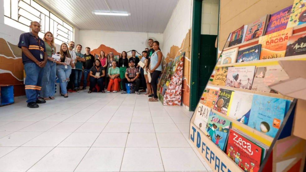 Grupo de pessoas, homens e mulheres, posando em uma sala, uma nova biblioteca comunitária Grupo de pessoas, homens e mulheres, posando em uma sala, uma nova biblioteca comunitária