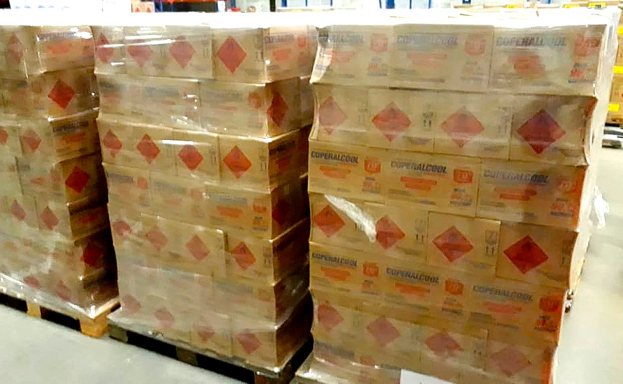 Caixas de doações de álcool líquido