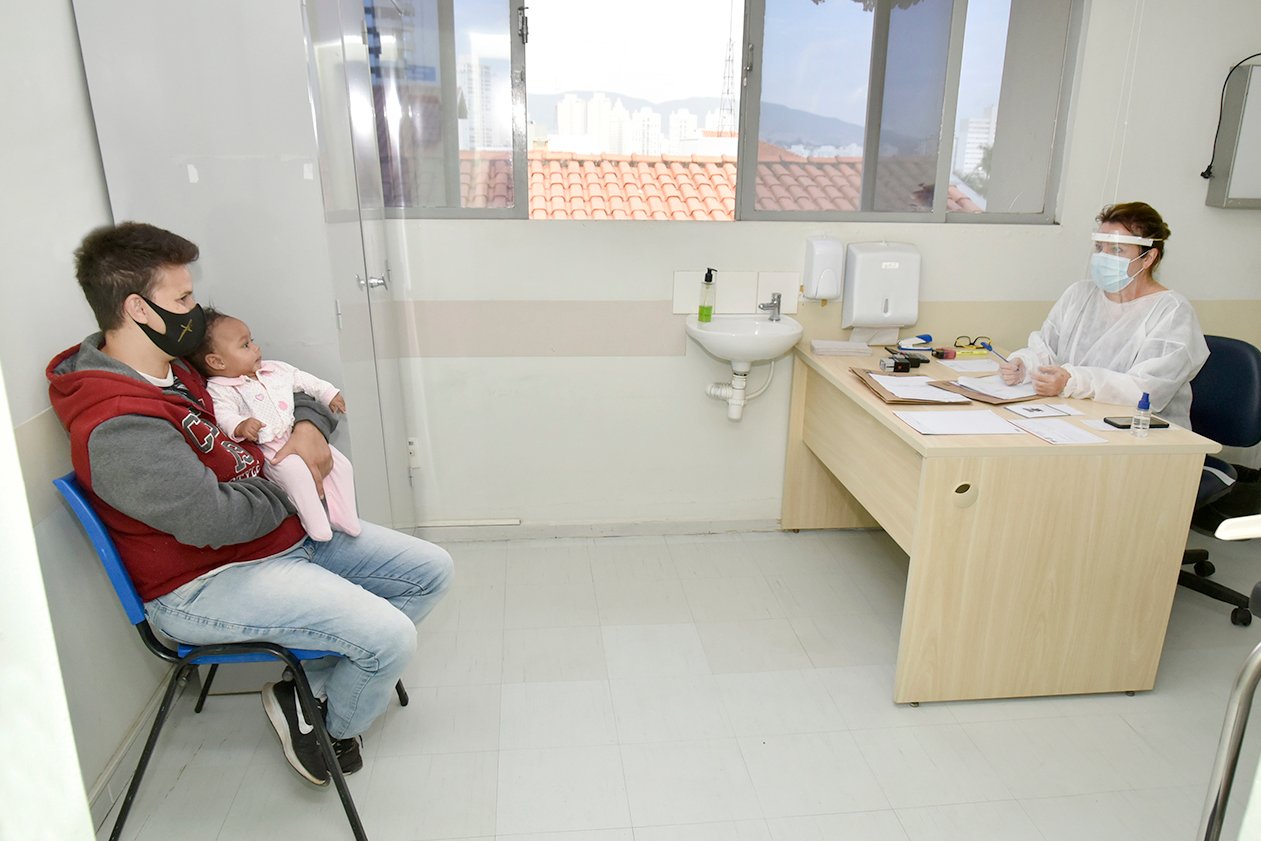 Pai e filha em sala de consulta