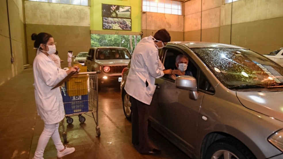 Vicenzo Antonio Américo Zezze (85), recebeu a primeira dose da vacina contra o novo coronavírus no Parque da Uva
