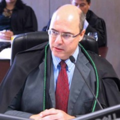 Juiz federal Wilson José Witzel, de terno e capa preta, fala em microfone durante sessão; destaque na política do Rio de Janeiro