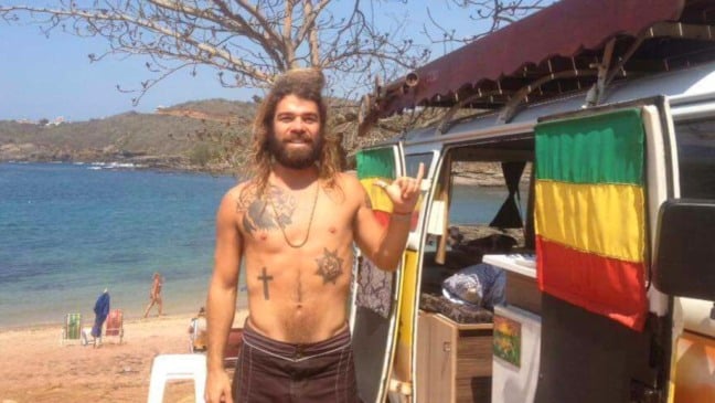 Hugo largou emprego estável para viajar em sua Kombi