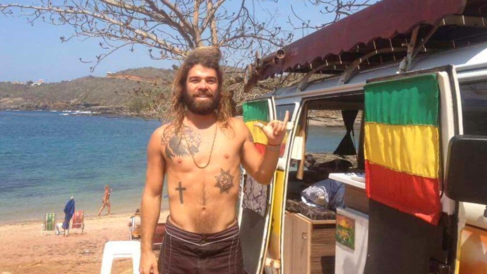 Hugo largou emprego estável para viajar em sua Kombi