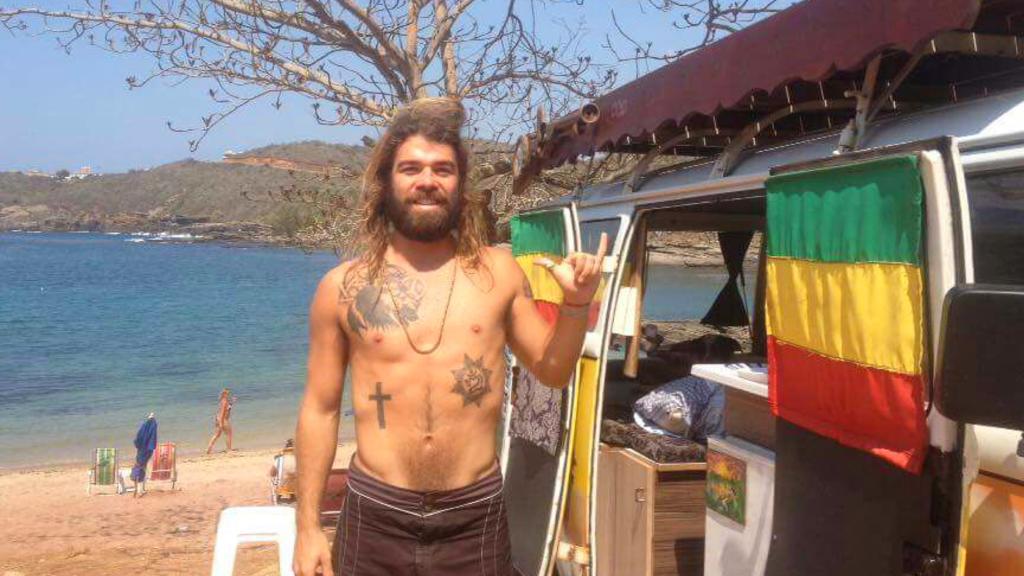 Hugo largou emprego estável para viajar em sua Kombi