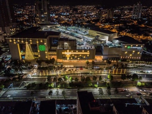 imagem de drone do JundiaíShopping com decoração iluminada de Natal