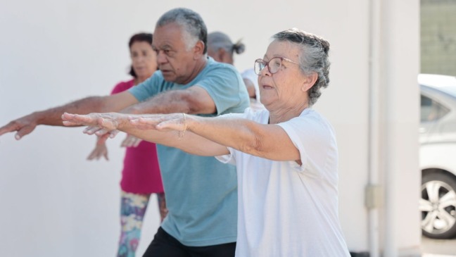 Idosos praticando exercícios.