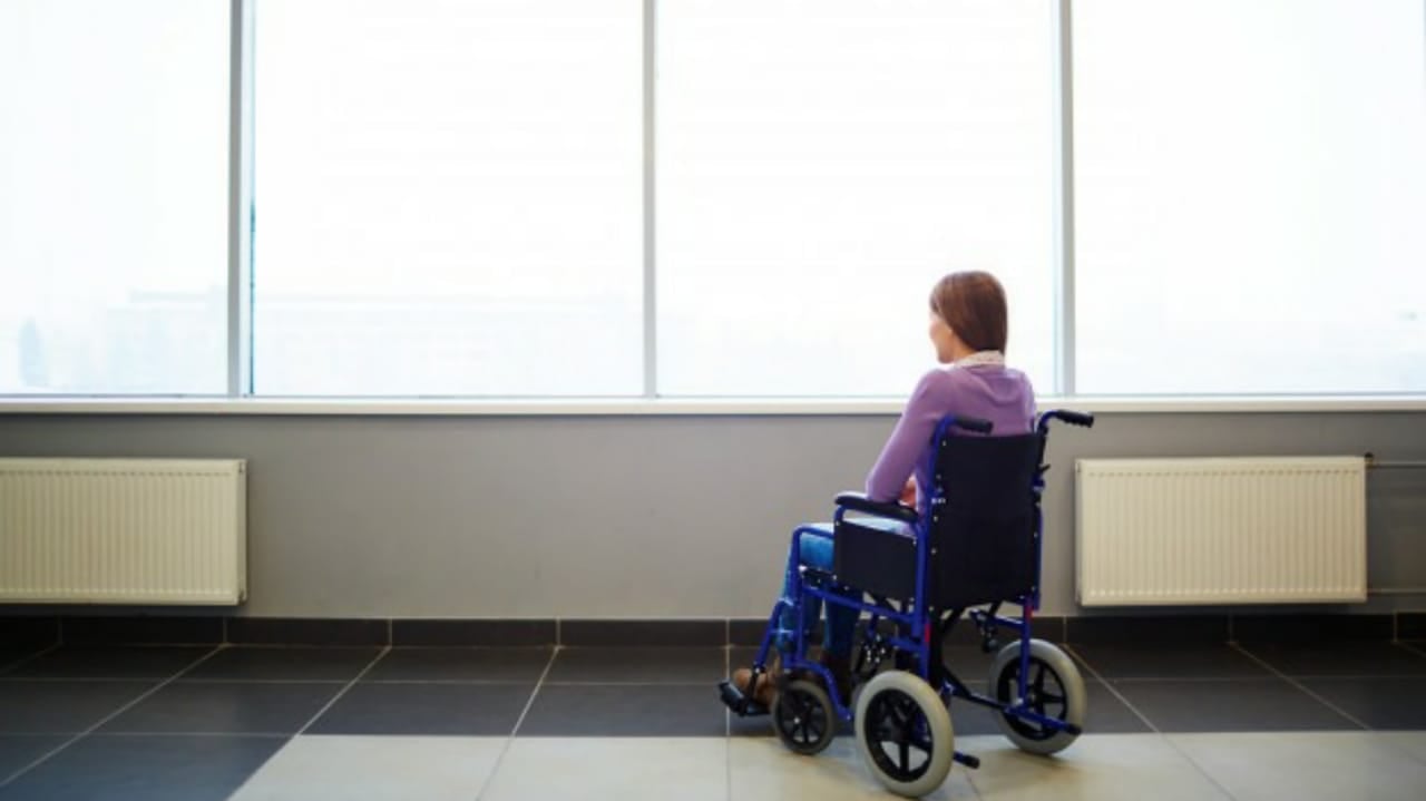 Menina em cadeira de rodas