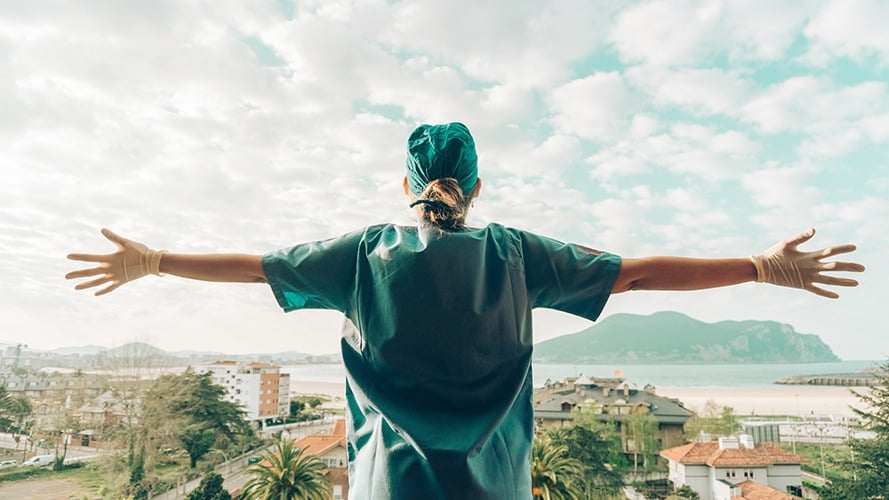 Foto de enfermeira de braços abertos