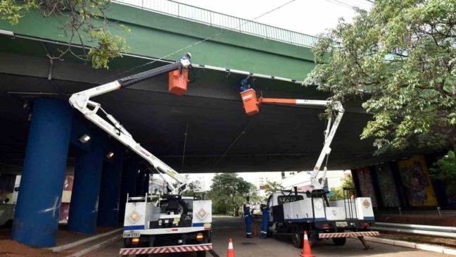 Instalação da iluminação cênica no viaduto Engenheiro Romão Nasser está avançada (Foto: Prefeitura de Jundiaí)