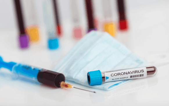 Tubo de ensaio com sangue pra teste de covid-19