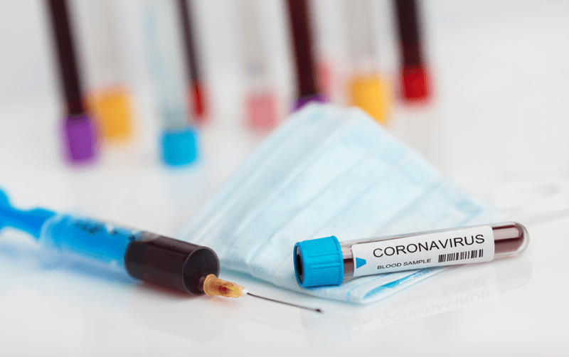 Tubo de ensaio com sangue pra teste de covid-19