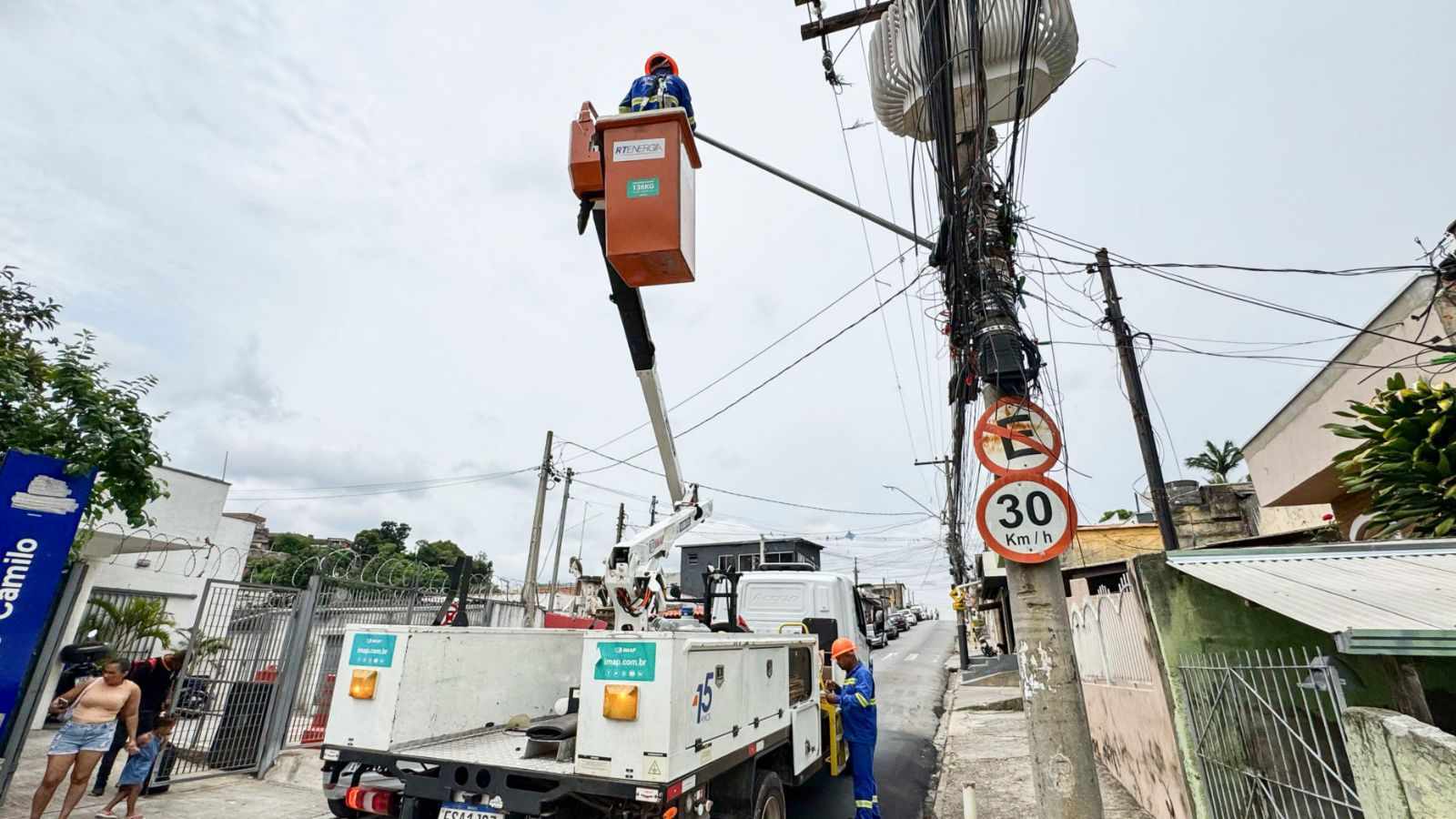 Operadores instalando lâmpadas.