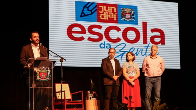 Martinelli discursando em evento.