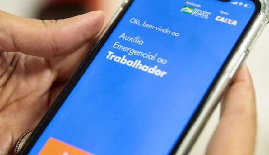 Celular com aplicativo da Caixa Auxílio Emergencial
