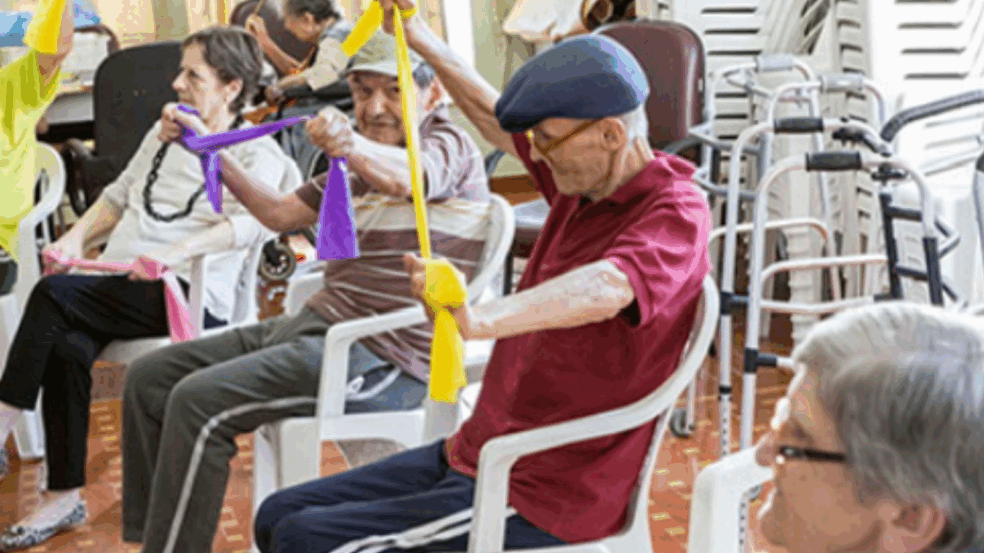 Idosos fazendo ginástica. Idosos fazendo ginástica.